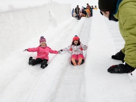 子供に人気！雪まつりでの巨大滑り台