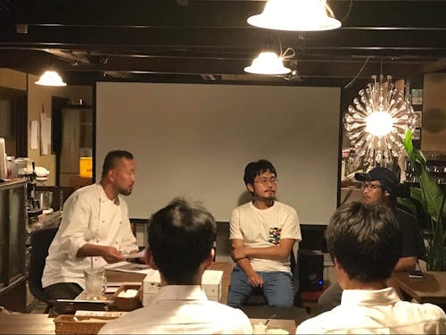 真庭市出身の映画監督と出演した住民演者を囲んでの上映会