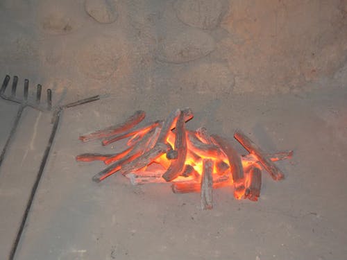 取り出した炭材を、素灰をかけて冷やしていく