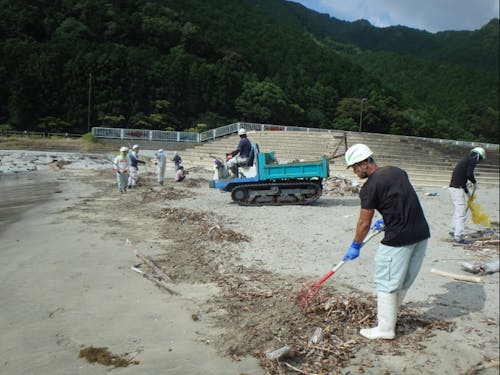 三木里ビーチの流木清掃