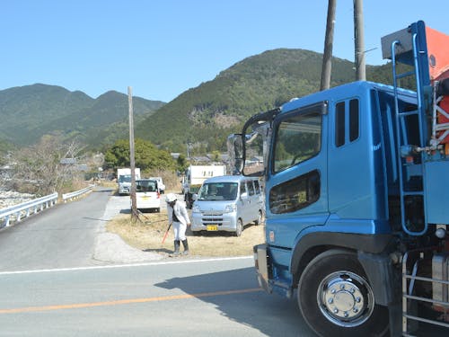 4tダンプを誘導する南さん