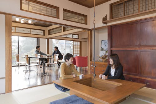 交流スペースや会議スペースがあり、移住希望者への相談も対応