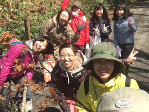 森の中へみんなで山菜や木の実を取りに行くことも