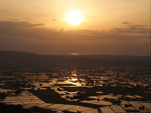 夕焼けの散居村。時間によって違った表情を見せます。自然豊かな南砺市での生活をイメージできるようお話ししましょう。