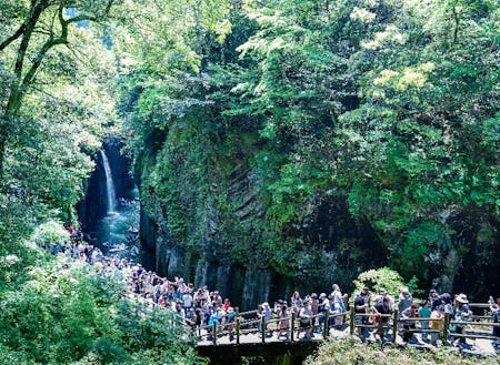 毎年100万人以上の観光客が訪れる高千穂峡