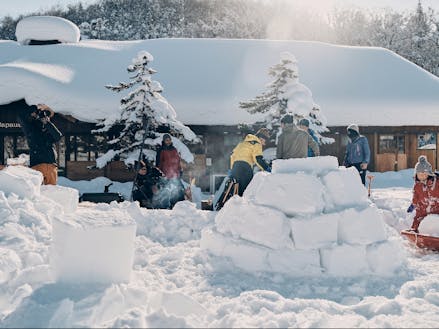 雪のブロックでつくるイグルーづくり体験など、冬のコンテンツが充実