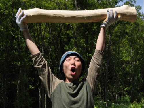 鎌田 英一|ハコニワ代表:真庭なりわい塾一期生。高梁市の地域おこし協力隊を経て、同市の伝統的な顔料「べんがら」を使った染めに取り組み、起業。現在、沖縄の伝統工芸「紅型(びんがた)染め」の技法を取り入れた型染に挑戦中。