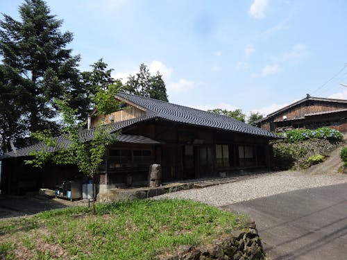 お試し滞在の拠点古民家の一つ。大自然のなかで自分を見つめる機会にもなるはず。