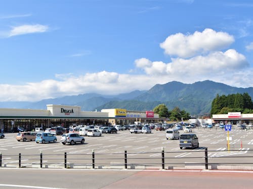 まちなかにはスーパーなどが揃う