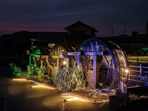 幻想的な三連水車のライトアップ