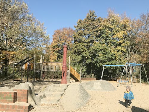 公園には子供が喜ぶアスレチック遊具がたくさん