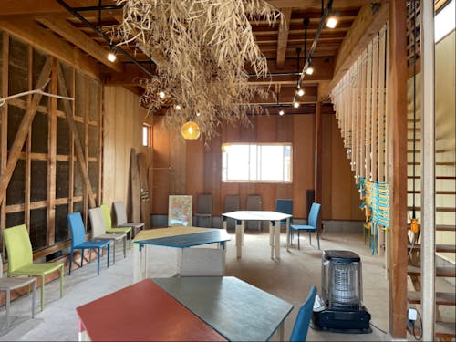 中には、手作りのテーブルが並ぶクリエイティブな空間もあります。