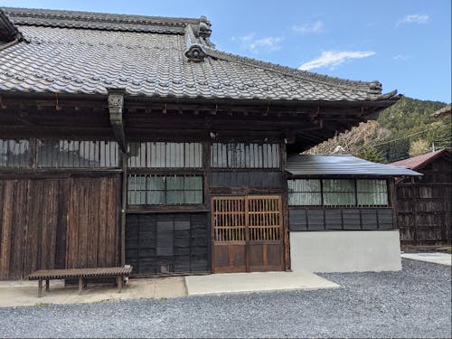 ▲趣きのある外観。まわりの自然と調和した建物です。