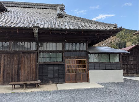 ▲趣きのある外観。まわりの自然と調和した建物です。