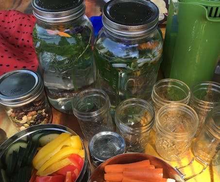 (過去の体験例2) 自分の子供が 地元の子供達と言葉の壁を超えて一緒に遊んでいる間に、ママは地元のママたちと公園でピクニックをしながら、子育て談義。タイミングが合えば、地元の学校の遠足同行やお試し入学ができることも。