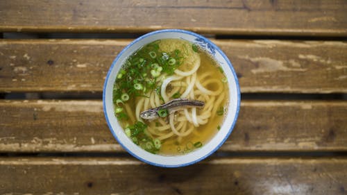 讃岐うどんを食べに年間400万人の観光客が訪れる香川県。