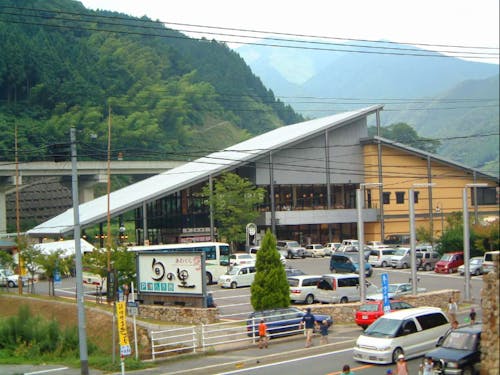 あわくら旬の里　(旬の食材を使ったバイキングレストランや自家製パン工房、いちごスイーツ工房、お土産処、イートインスペースなど、食の拠点施設)