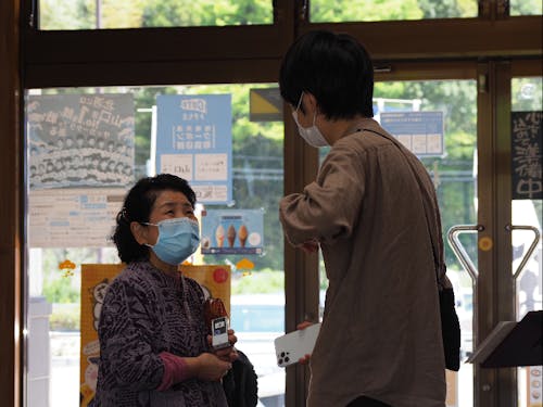 道の駅で買い物するお母さん