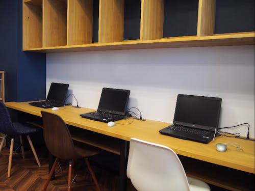 個別ブースには、各スペースに電源タップ(USB)や専用ラックを完備