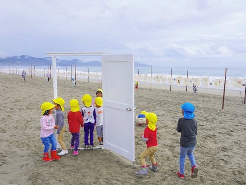 ドアと子どもたちも作品のひとつ