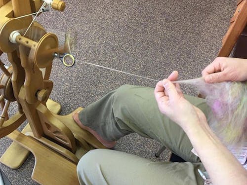 店内では作家さんが実演していることも。