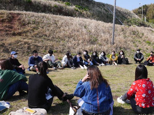 定期研修は、天気のいい日は外でチェックインすることも