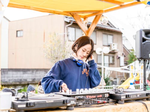 公園で行われる音楽イベント(豊岡市)