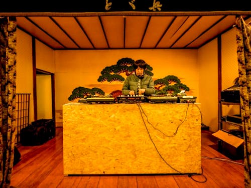 音楽仲間の集まるスポットも案内♪