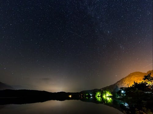 星空（写真は青木湖）