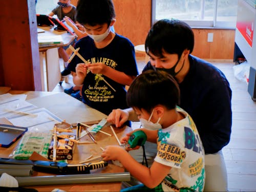 建築士の上川さん。細かなものから大きな制作物まで、発明ラボのものづくり大黒柱。
