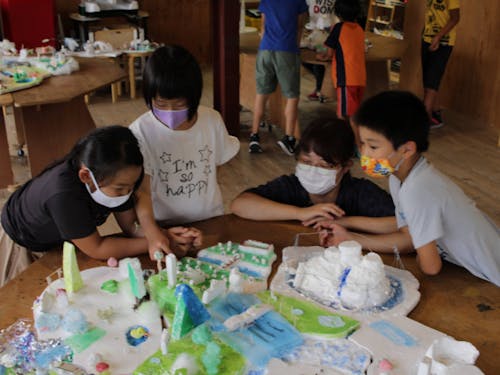 自分の世界を、島をつくることを通して表現。使う素材も色も十人十彩。ものづくりに正解はありません。みんな違ってみんないい。