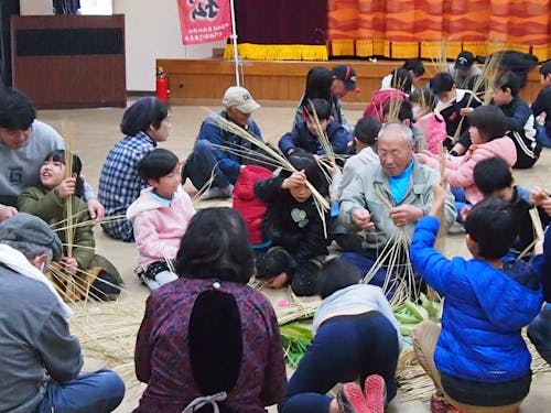 しめ縄づくり(高齢者と子ども達の交流)