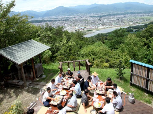 焼肉日本一の街!外で焼肉も日常の風景