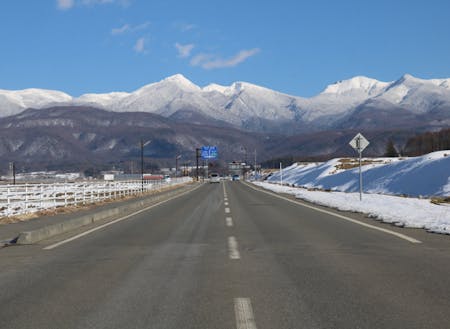 冬の空気は特に澄み、雪化粧の八ヶ岳が青空に映えます。