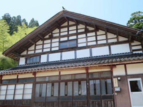 散居村の代表的な家屋様式のひとつ「アズマダチ」