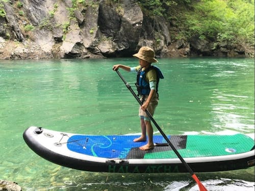 夏 真っ青な湖上でSUP
