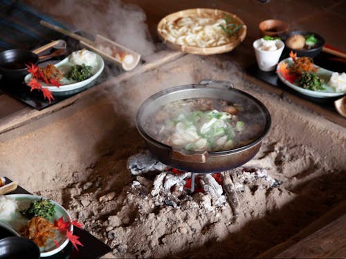 囲炉裏料理。囲炉裏を囲んで、美味しい地場料理と皆との時間を共有。