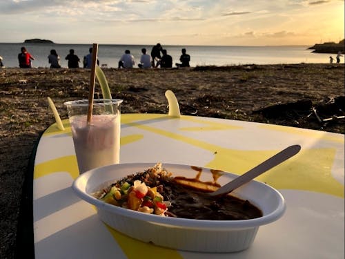 昨年は、夕日を眺めながら地域おこし協力隊による筋肉ジビエカレーを食べました