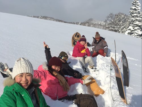 つながった仲間と雪板で遊ぶ。最高のひととき。
