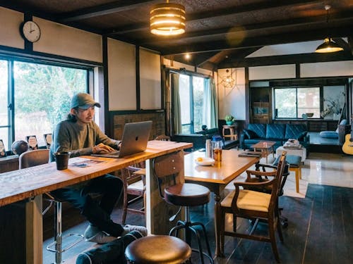 空き家改修後のスペースでの作業風景