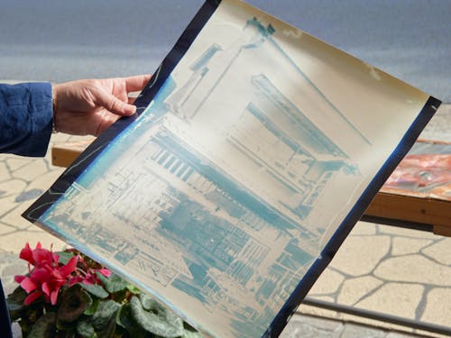 かつての「あをきのひもの本店」の写真。店先に多くの干物が並んでいます。