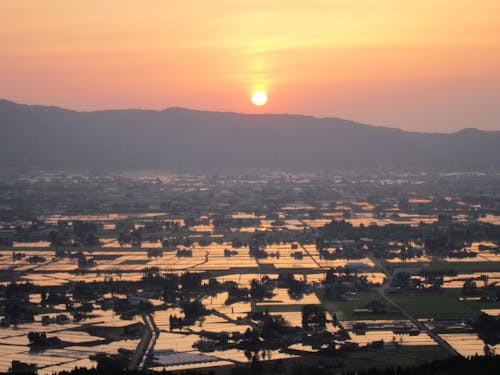 ダイナミックな自然豊かな田畑の広がる風景