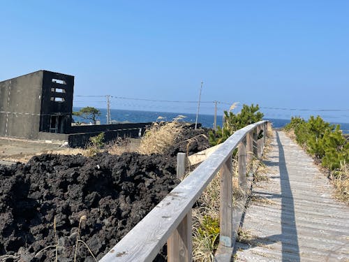火山が有名な三宅島は、ヘリで10分の距離!少し足を伸ばしてランチも楽しめます。