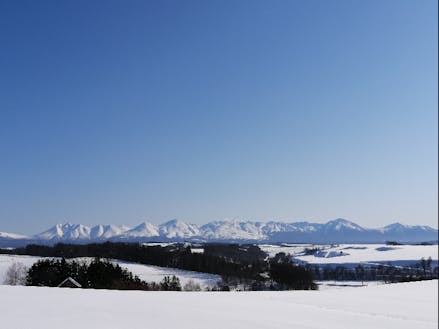 冬の十勝岳連峰と美瑛の丘