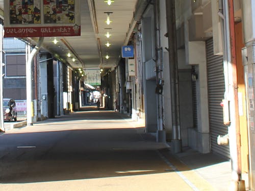 降りたシャッターが続く商店街