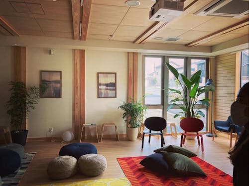 セミナールームはテーブルは無くリラックス出来ます