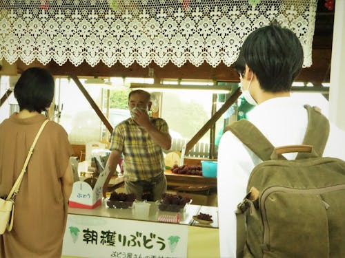 農家で話をうかがう