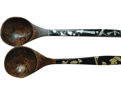 富山の伝統工芸でもある、漆芸を体験できるワークショップも開催します。 木製のスプーンをご用意しますので、持ち手の部分に漆で模様をつけてみましょう！ できあがったスプーンは、ぜひキャンプシーンでもご活用ください。  （参加費：500円　定員：50名）※オンラインでの開催となります。