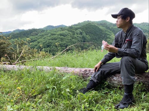 休憩中の一コマ。大自然の中で食べるおにぎりはおいしい!