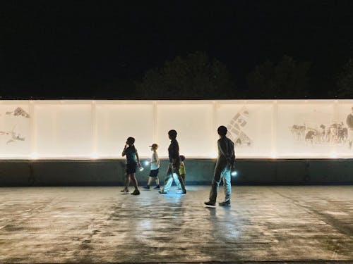 キャンププログラムでは夜の冒険館の探検も!